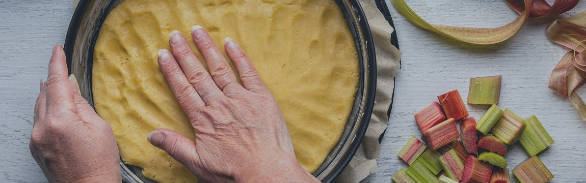 making a rhubarb pie