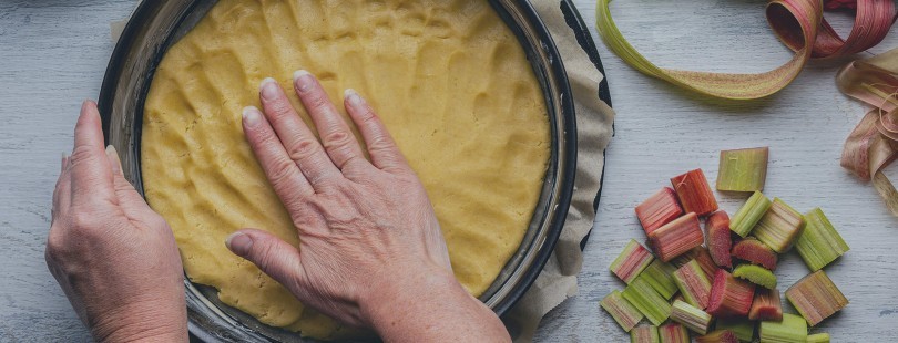 making a rhubarb pie